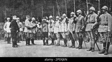 "La bataille de la Somme; M. Poincare Decore des Officiers de la 10e Armee, commandee par le General Micheler, qui vient lui-meme de recevoir la cravate de commandeur de la Legion d'Honneur.", 1916. Aus der „Collection de la Guerre IV L'Illustration Tome CXLVII. La Guerre Juillet, Aout, Septembre, Octobre, Novembre, Dez. 1916". Stockfoto