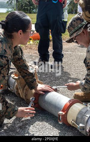 MARINESTÜTZPUNKT GUAM, Santa Rita, Guam (14. Februar 2023) Marinebataillons, die unter dem Kommandeur operieren, Task Force 75 und Marines aus dem Combat Logistics Regiment 3 führen während der Zeit von COPE North 2023 am Marinestützpunkt Guam am am am, 14. Februar 2023, eine Weiterentwicklung des verteilten Küstenlittoralen operativen Treibstofftransfersystems (DLOFTS) durch. Die multilaterale Schulungsveranstaltung umfasst etwa 1.000 US-Bürger Flugzeuge, Marines und Matrosen neben 1.000 kombinierten Mitgliedern der Japan Air Self-Defense Force, der Royal Australian Air Force und der französischen Air- und Space Force. Übungen wie Cope North verbessern die Interoperabilität Stockfoto