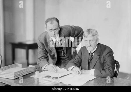 Frederick Mears, 1. Leutnant, Kavallerie, USA Army, links, mit William C. Edes, 1914. Mears war Offizier, Eisenbahningenieur und Führungskraft. EDEs war Chefingenieur der Alaska Engineering Commission. Stockfoto