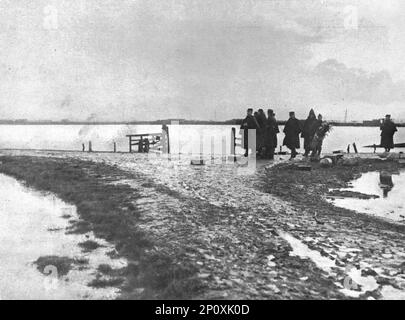 L'Alliance avec la mer; L'inondation protectrice sur la rive gauche de l'Yser', 1914. Von „L'Album de la Guerre 1914-1919: Band I“. [L'Illustration, Paris, 1926]. Stockfoto