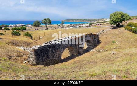 Römische Ruinen von Baelo Claudia in Bolonia, Provinz Cadiz, Costa de la Luz, Spanien. Überreste des Aquädukts, das die Stadt mit Wasser versorgte. Stockfoto