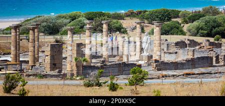 Römische Ruinen von Baelo Claudia in Bolonia, Provinz Cadiz, Costa de la Luz, Spanien. Statue des Kaisers Trajan in der Basilika neben dem Forum. Stockfoto