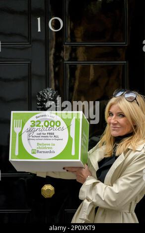 Michelle Collins, Schauspielerin (Eastenders, Coronation Street) in der Downing Street, um eine Petition zu überbringen, die kostenlose Schulmahlzeiten an alle Grundschulen verlangt Stockfoto