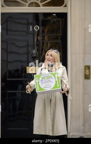 Michelle Collins, Schauspielerin (Eastenders, Coronation Street) in der Downing Street, um eine Petition zu überbringen, die kostenlose Schulmahlzeiten an alle Grundschulen verlangt Stockfoto