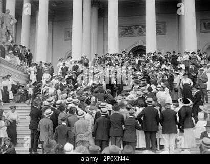 Reverend James Shera Montgomery, D.D., Kaplan des Repräsentantenhauses - links der 2 Minister im Zentrum; W.T.C.U. Gruppe im Capitol, 1917. Mitglieder der Christlichen Abstinenzunion der Frau auf den Stufen des Kapitols in Washington. Stockfoto