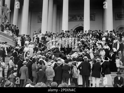 Reverend James Shera Montgomery, D.D., Kaplan des Repräsentantenhauses - links der 2 Minister im Zentrum; W.T.C.U. Gruppe im Capitol, 1917. Mitglieder der Christlichen Abstinenzunion der Frau auf den Stufen des Kapitols in Washington. Stockfoto