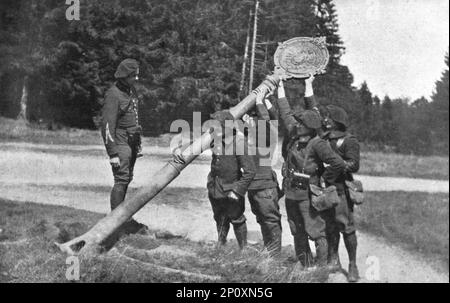 "En Elsace et sur la Frontiere; Le 7 aout, nos alpins occupent le col du Bonhomme apres unbrutal. Leur Premier soin est d'abattre le poteau frontiere', 1914. Von „L'Album de la Guerre 1914-1919: Band I“. [L'Illustration, Paris, 1926]. Stockfoto