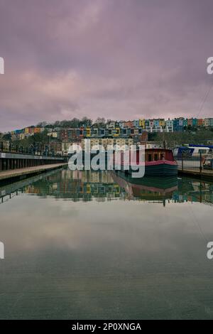 Sonnenaufgang in Bristol Marina, Somerset, mit den bunten Häusern im Hintergrund Stockfoto