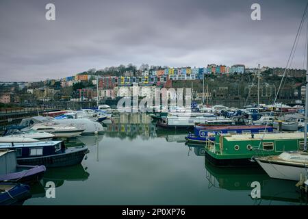 Sonnenaufgang in Bristol Marina, Somerset, mit den bunten Häusern im Hintergrund Stockfoto