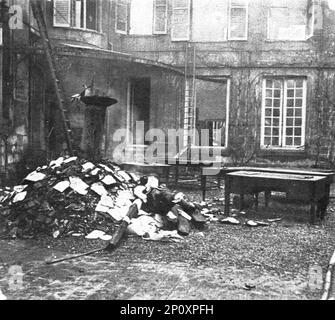 „Les combats Devant Soissons; La cour du Palais de Justice incendie“, 1915. Von „L'Album de la Guerre 1914-1919: Band I“ [L'Illustration, Paris, 1926]. Stockfoto