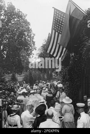 Mount Vernon - Grab von Washington, 24. Juni 1917. Eine große Gruppe belgischer und russischer Kriegsmissionsmitglieder, US-Militäroffiziere, zwei Kabinettsmitglieder und mehrere Mitglieder der Mount Vernon Ladies Association, während sie Washingtons Grab verlassen. Stockfoto