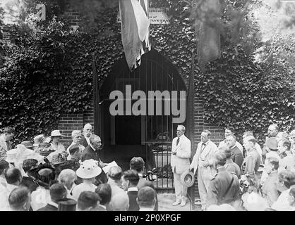 Mount Vernon - Grab von Washington, 24. Juni 1917. Eine Gruppe belgischer und russischer Kriegsmissionsmitglieder, US-Militäroffiziere, zwei Kabinettsmitglieder und mehrere Mitglieder der Mount Vernon Ladies Association vor Washingtons Grab. Die Gruppe scheint Baron Moncheur zu beobachten, also könnte er derjenige sein, der spricht. Robert Lansing, Josephus Daniels und der belgische Diplomat Ludovic Moncheur. Stockfoto