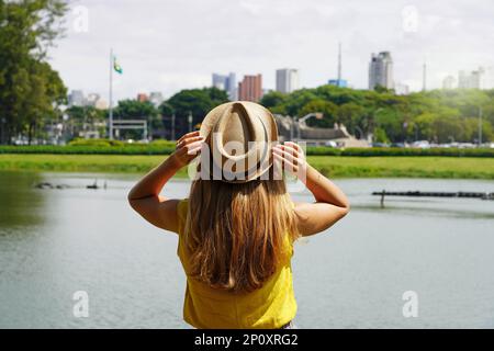 Tourismus in Sao Paulo, Brasilien. Rückansicht eines Mädchens, das die Skyline der Metropole Sao Paulo vom Ibirapuera Park, Brasilien, genießt. Stockfoto