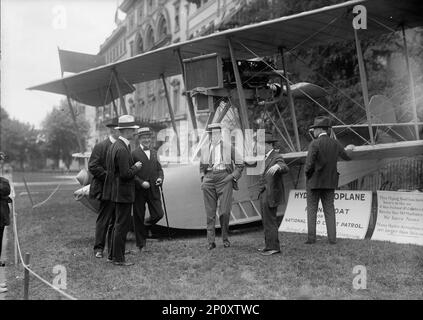 National Aero Coast Patrol Comn. - Curtiss Hydroaeroplane oder Flying Boat in der Nähe des House Office Building, Bowman; Frankenfield; [Robert] Peary [Centre]; Smith; Fred Kelly, 1917. Stockfoto