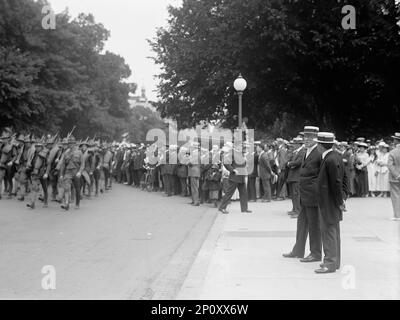 Die Nationalgarde von D.C. Geprüft Von Präsident Wilson Und Sec. Baker, 1916. Erster Weltkrieg: US-Präsident Woodrow Wilson und Newton Diehl Baker (rechts), der US-Kriegsminister 1916-1921. Stockfoto