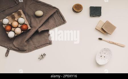 Keine Küchenaccessoires und natürliche Waschseife. Konzept von kunststofffreien und umweltfreundlichen Produkten im Haushalt, Draufsicht Stockfoto