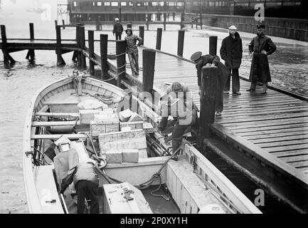 Old Point Comfort, Virginia - Wharf, 1914. Pakete mit Johannisbeeren-Gelee in Kisten der Swift &amp; Company. Stockfoto