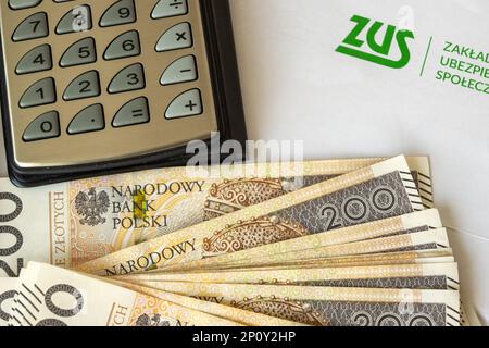 Danzig, Polen - 3. März 2023: ZUS-Logo (National Social Insurance Company) auf einem Blatt Papier und poliertem Geld Stockfoto