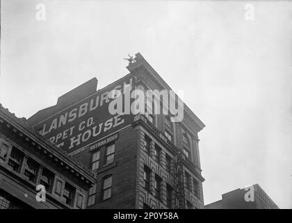 J. Reynolds, Performing Acrobatic and Balancing Acts on High Cornice Above 9. Street, N.W., Washington DC, 1917. "Human Fly" Jammie Reynolds. Stockfoto