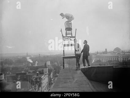 J. Reynolds, Performing Acrobatic and Balancing Acts on High Cornice Above 9. Street, N.W., Washington DC, 1917. "Human Fly" Jammie Reynolds. Stockfoto