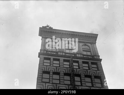 J. Reynolds, Performing Acrobatic and Balancing Acts on High Cornice Above 9. Street, N.W., Washington DC, 1917. "Human Fly" Jammie Reynolds. Stockfoto