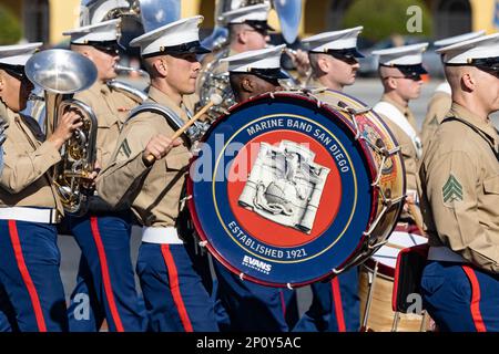 Die USA Marines Corps Band, San Diego, tritt während eines Passes in Rückschau auf während der Abschlussfeier der Fox Company, 2. Recruit Training Battalion, im Marine Corps Recruit Depot San Diego, 6. Januar 2023. Der Abschluss vom Boot Camp ist der Höhepunkt nach einer 13-wöchigen Ausbildung der Rekruten, bevor die neuen Marines ihre jeweiligen Marine Occupational Specialty Schulen besuchen. Stockfoto