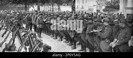 'Vers le Front; Le Colonel passe en personne la revue des brodequins, Place Saint-Francois-Xavier', 1914. Aus „L'Album de la Guerre 1914-1919, Volume I“ [L'Illustration, Paris, 1924]. Stockfoto