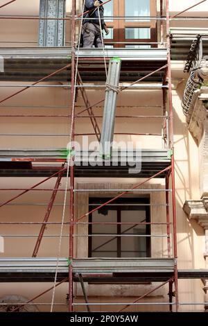 Gerüste für Renovierungsarbeiten an einer Gebäudefassade. Hochwertiges Foto Stockfoto