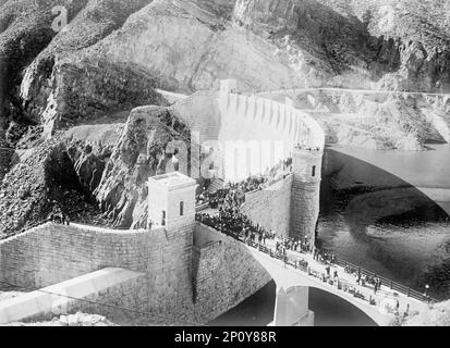 Roosevelt Dam, Arizona - Salt River Project of Bureau of Reclamation, Einweihungsszene, 1912. Damm benannt nach Präsident Theodore Roosevelt, hauptsächlich für Bewässerung, Wasserversorgung und Hochwasserkontrolle, mit Wasserkraft zur Stromerzeugung. Stockfoto