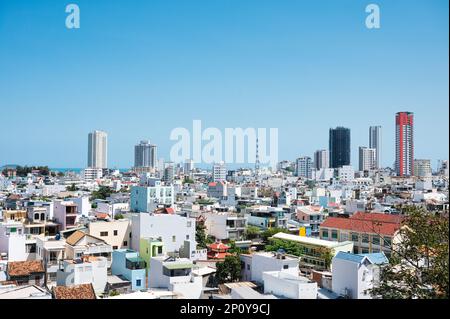 Überfüllte Wohn- und Hochhäuser in der Stadt mit blauem Himmel an hellen Tagen Stockfoto