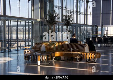 Passagier im internationalen Hauptfoyer des Flughafens Köln/Bonn. Kredit: Sinai Noor / Alamy Stock Photo Stockfoto