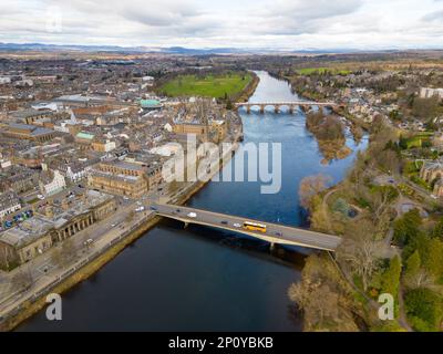 Luftaufnahme von der Drohne des Stadtzentrums von Perth und des Flusses Tay in Perth und Kinross, Schottland, Großbritannien Stockfoto
