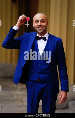 Ghazain Choudhry, nachdem er während einer Amtseinführung im Buckingham Palace, London, zum MBE für Rollstuhl-Basketball gemacht wurde. Foto: Freitag, 3. März 2023. Stockfoto