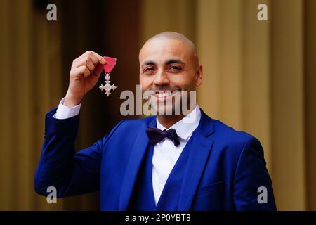 Ghazain Choudhry, nachdem er während einer Amtseinführung im Buckingham Palace, London, zum MBE für Rollstuhl-Basketball gemacht wurde. Foto: Freitag, 3. März 2023. Stockfoto