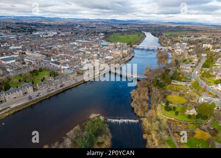 Luftaufnahme von der Drohne des Stadtzentrums von Perth und des Flusses Tay in Perth und Kinross, Schottland, Großbritannien Stockfoto