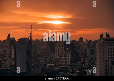 Sonnenaufgang über einem Bürohochhaus im Geschäftsviertel von Bangkok, Thailand Stockfoto