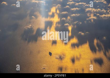 Luftaufnahme der Wolken über den Meeresgrenzen von ChannelUK-EU. Stockfoto