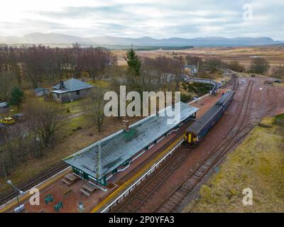 Luftaufnahme von der Drohne der Rannoch Station auf dem Rannoch Moor in Perth und Kinross, Schottland, Großbritannien Stockfoto