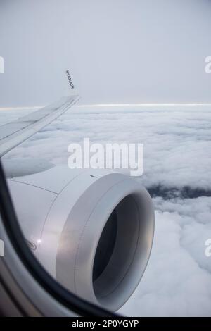 Blick von einem Flugzeugfenster auf einen wolkigen Himmel. Kredit: Sinai Noor / Alamy Stock Photo Stockfoto