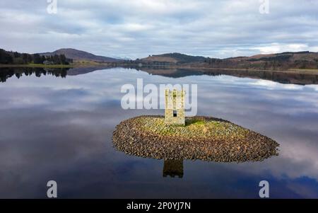 Turm Crannog Eilean Nam Faoileag auf einer Steininsel inmitten von Loch Rannoch, Perth und Kinross, Schottland, Großbritannien Stockfoto