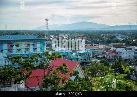 Blick und Landschaft vom Wat Thammikaram Mahathat Worawihan in der Stadt Phrachuap Khiri Khan in der Provinz Prachuap Khiri Khan in Thail Stockfoto