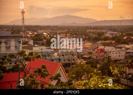 Blick und Landschaft vom Wat Thammikaram Mahathat Worawihan in der Stadt Phrachuap Khiri Khan in der Provinz Prachuap Khiri Khan in Thail Stockfoto