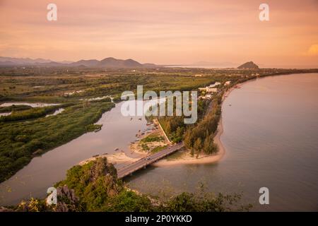 Der Blick vom Wat Thammikaram Mahathat Worawihan in der Stadt Phrachuap Khiri Khan in der Provinz Prachuap Khiri Khan in Thailand, Thailand Stockfoto