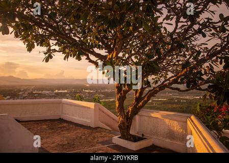 Blick und Landschaft vom Wat Thammikaram Mahathat Worawihan in der Stadt Phrachuap Khiri Khan in der Provinz Prachuap Khiri Khan in Thail Stockfoto