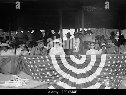 Woodrow Wilson auf Stand 1917 oder 1918. Josephus Daniels, Generalmajor Hugh Lenox Scott, Edith Wilson, Präsident Woodrow Wilson, Kriegsminister Newton Diehl Baker. Zertifikate auf der Tabelle im Vordergrund notieren. Stockfoto