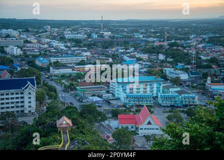 Blick und Landschaft vom Wat Thammikaram Mahathat Worawihan in der Stadt Phrachuap Khiri Khan in der Provinz Prachuap Khiri Khan in Thail Stockfoto