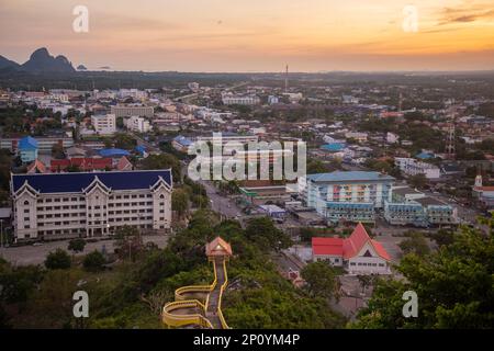 Blick und Landschaft vom Wat Thammikaram Mahathat Worawihan in der Stadt Phrachuap Khiri Khan in der Provinz Prachuap Khiri Khan in Thail Stockfoto