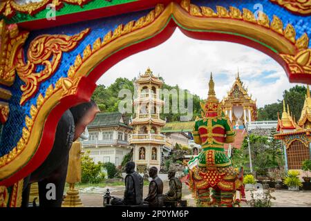 Wat Khao DIN bei Pranburi und der Stadt Hua hin in der Provinz Prachuap Khiri Khan in Thailand, Thailand, Hua hin, Dezember 2022 Stockfoto