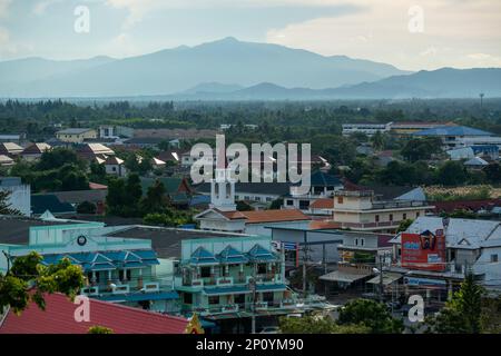 Blick und Landschaft vom Wat Thammikaram Mahathat Worawihan in der Stadt Phrachuap Khiri Khan in der Provinz Prachuap Khiri Khan in Thail Stockfoto