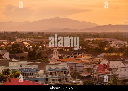 Blick und Landschaft vom Wat Thammikaram Mahathat Worawihan in der Stadt Phrachuap Khiri Khan in der Provinz Prachuap Khiri Khan in Thail Stockfoto